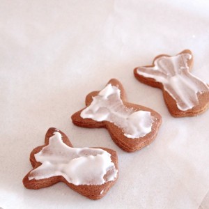 Edible gingerbread decorations. So quick and easy to make! Full recipe and instructions.